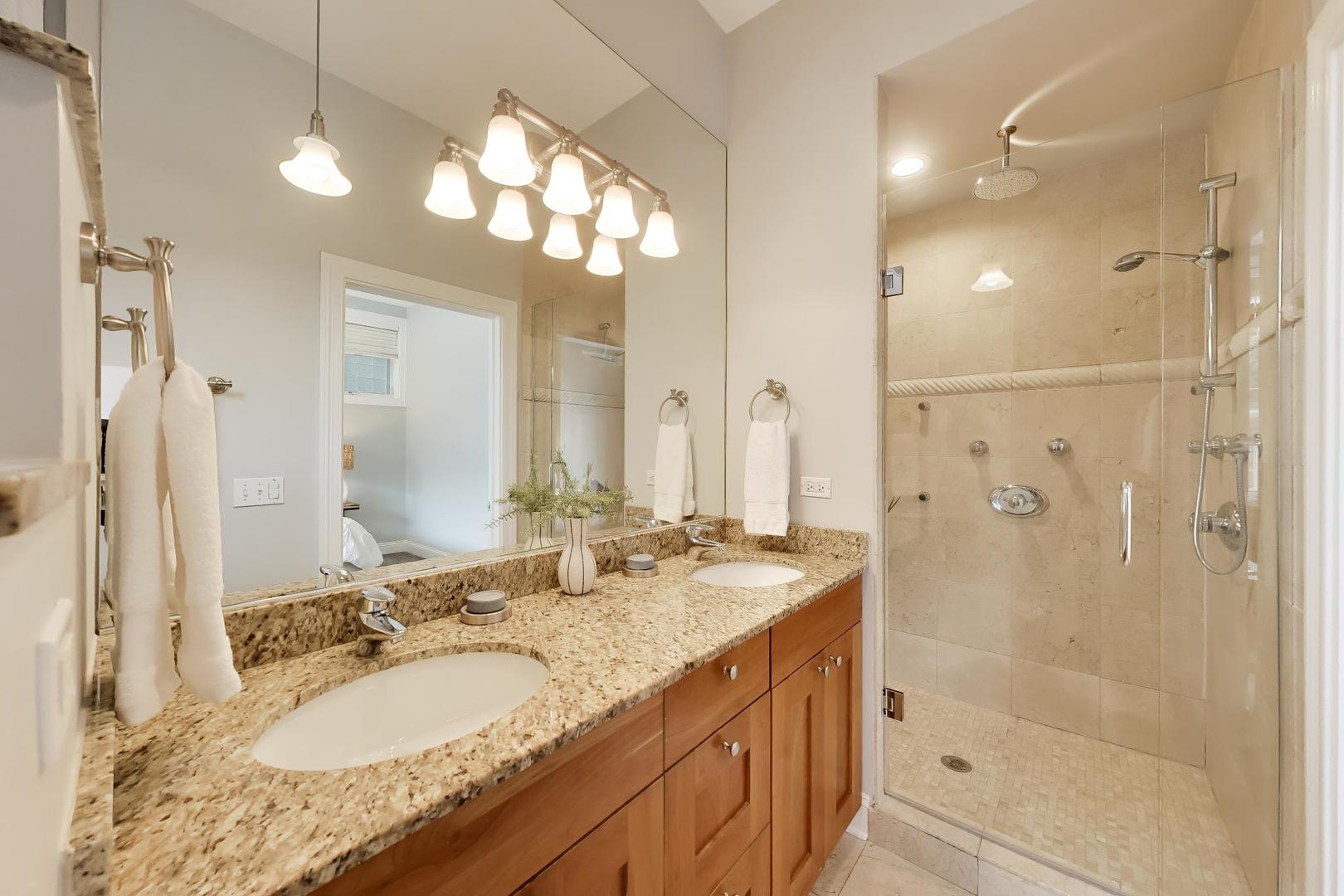 1887 N POE Street Unit: 1R