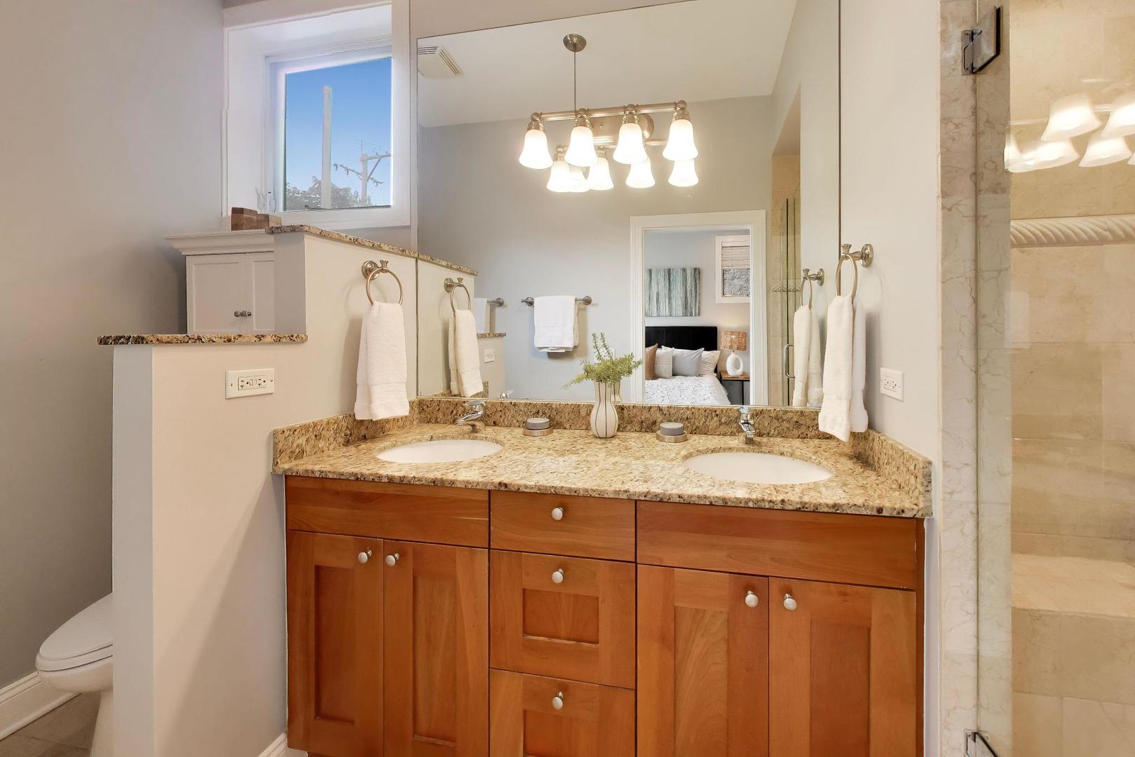 1887 N POE Street Unit: 1R