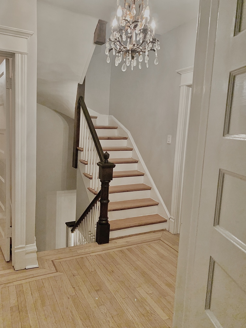3823 N Alta Vista Terrace