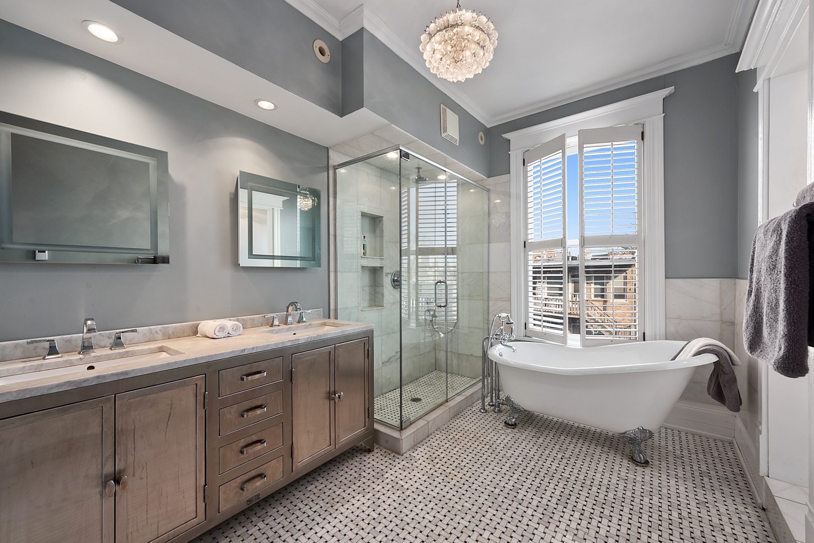 3823 N Alta Vista Terrace