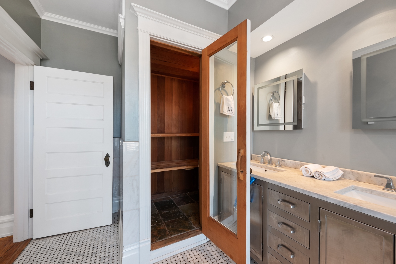 3823 N Alta Vista Terrace