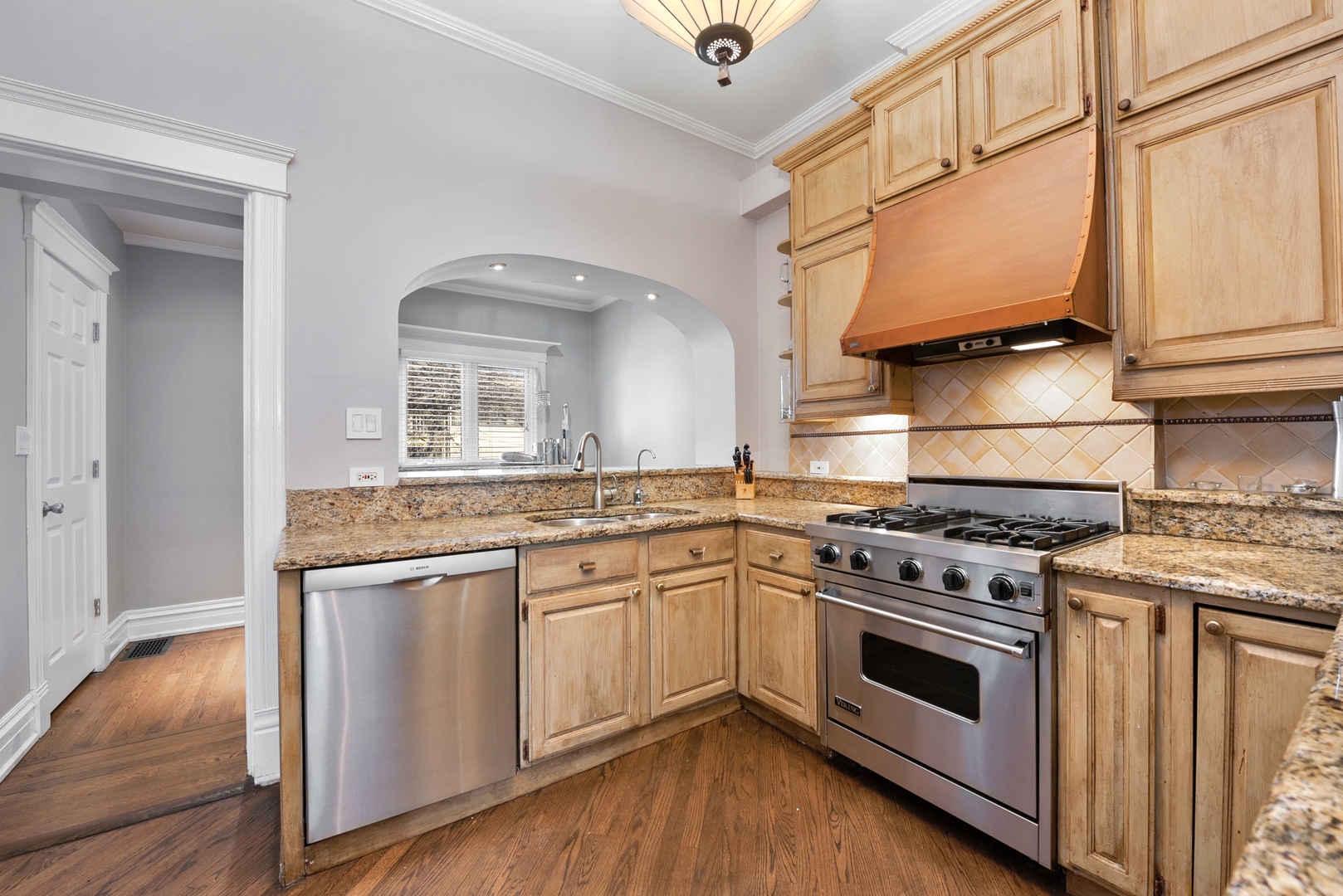3823 N Alta Vista Terrace
