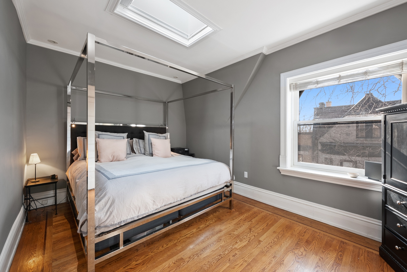 3823 N Alta Vista Terrace