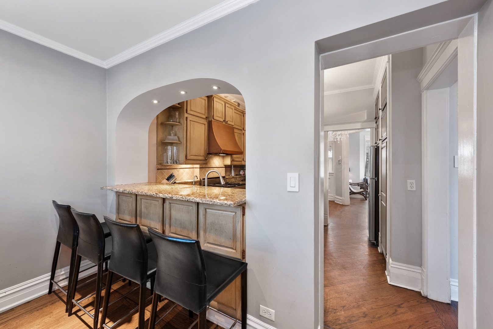 3823 N Alta Vista Terrace