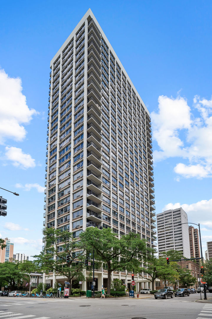 88 W Schiller Street Unit: 2808L