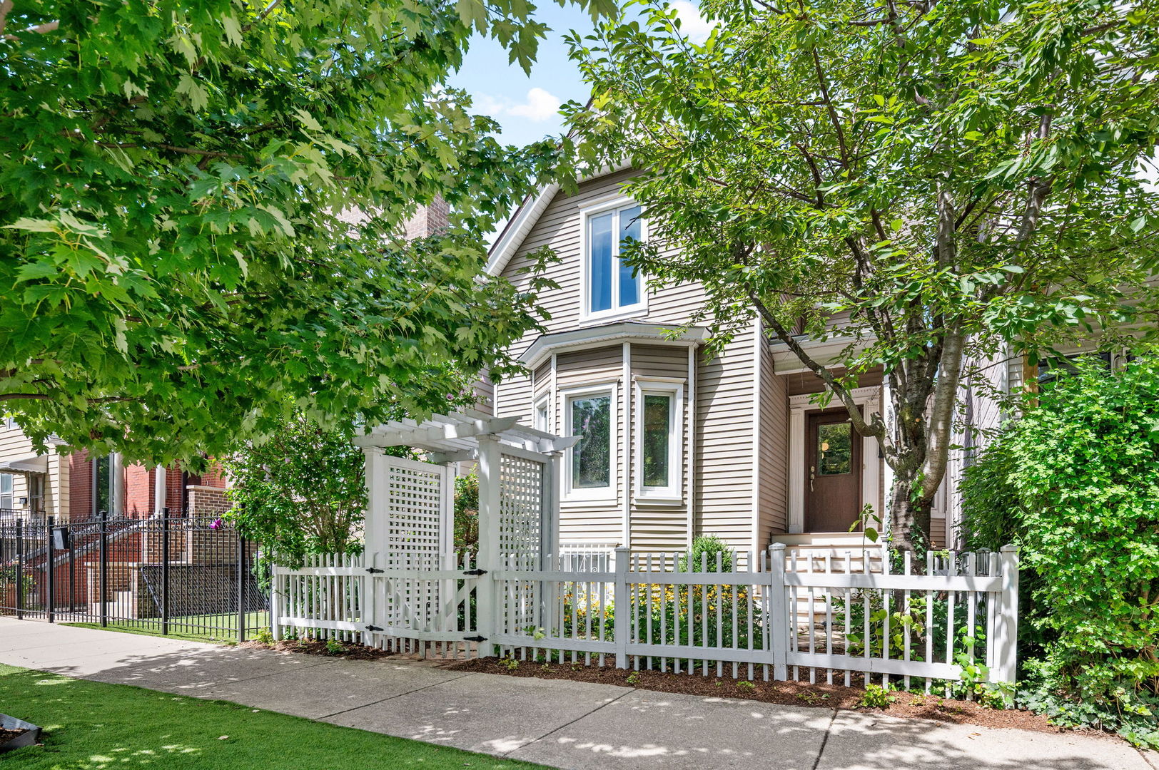 2520 W Medill Avenue