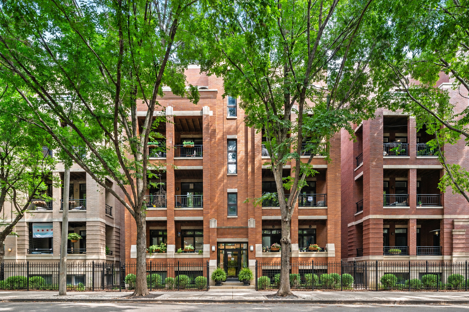 679 N PEORIA Street Unit: 4S