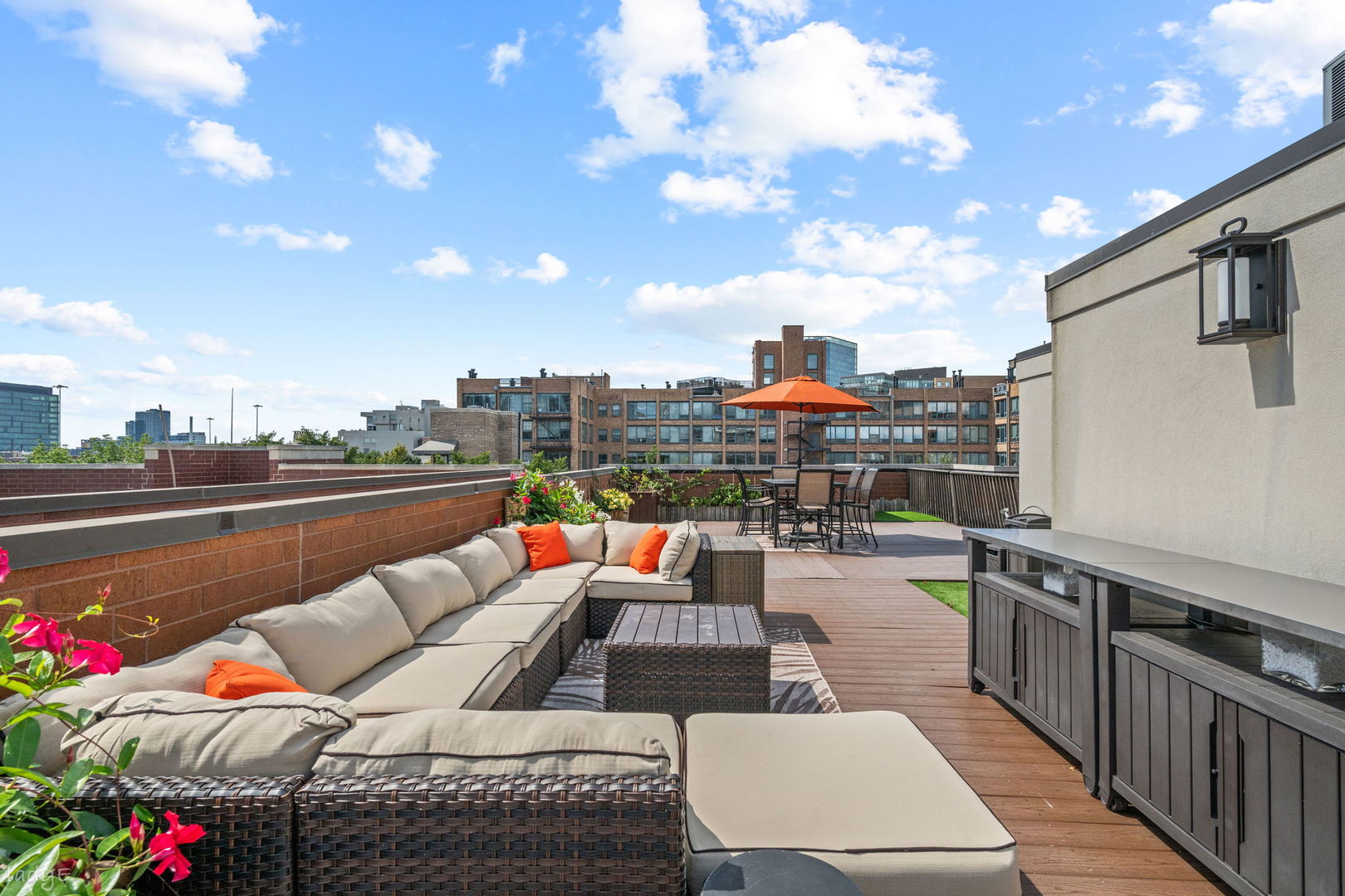 679 N PEORIA Street Unit: 4S