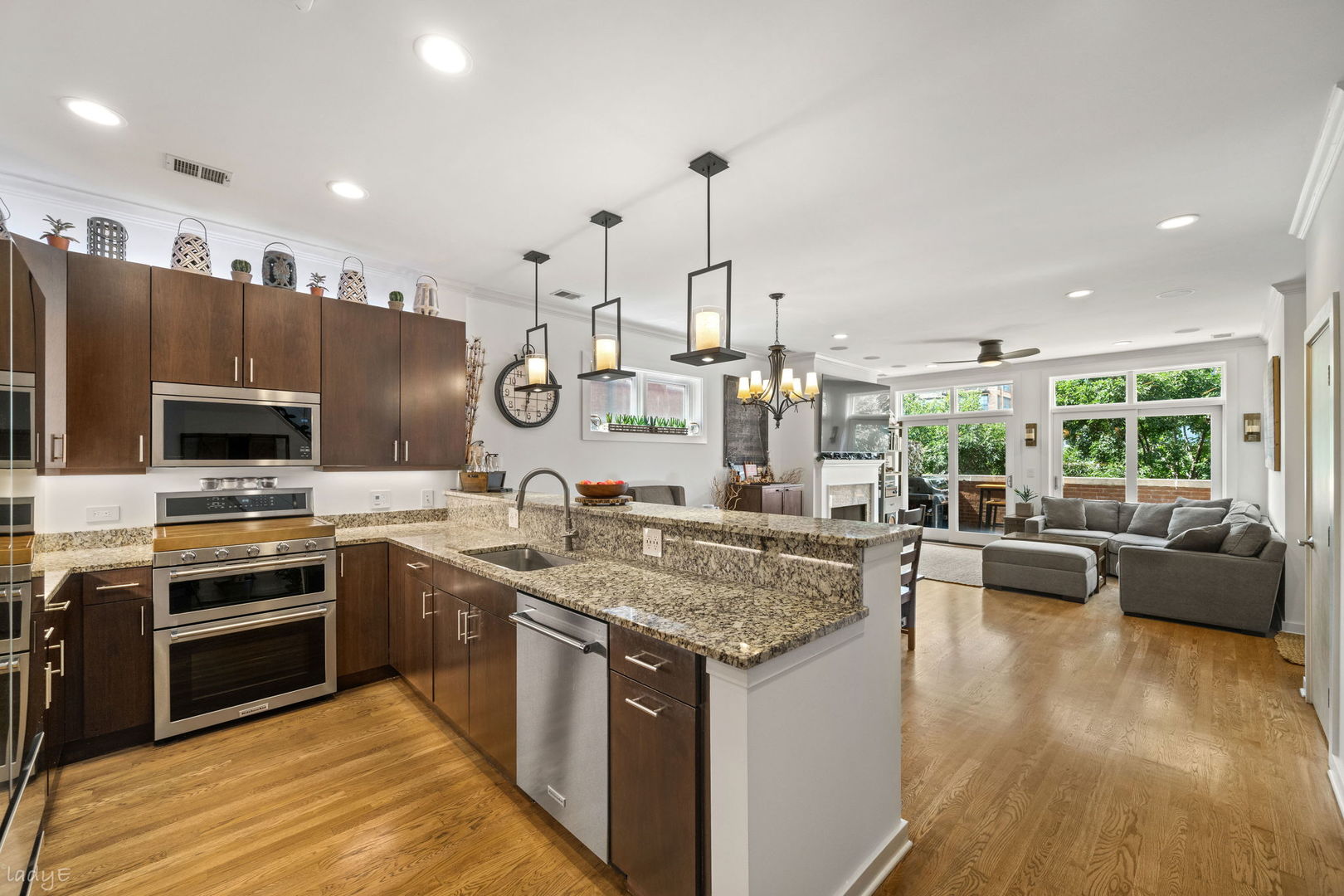 679 N PEORIA Street Unit: 4S