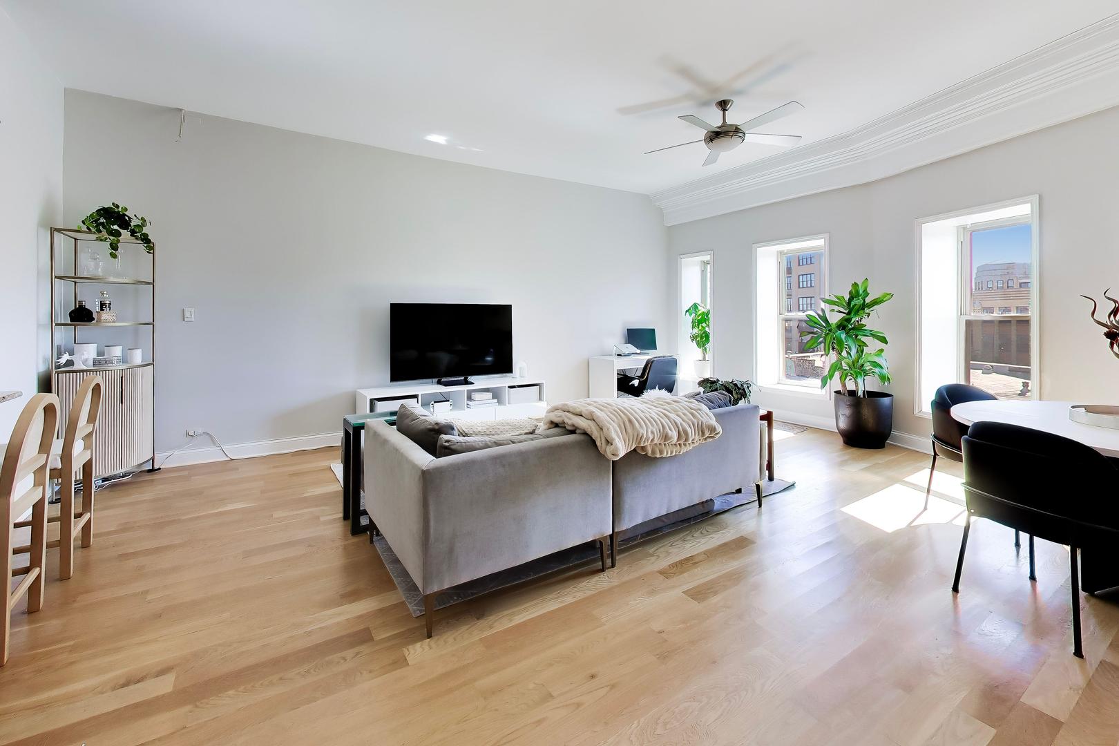 3323 N PAULINA Street Unit: 4E