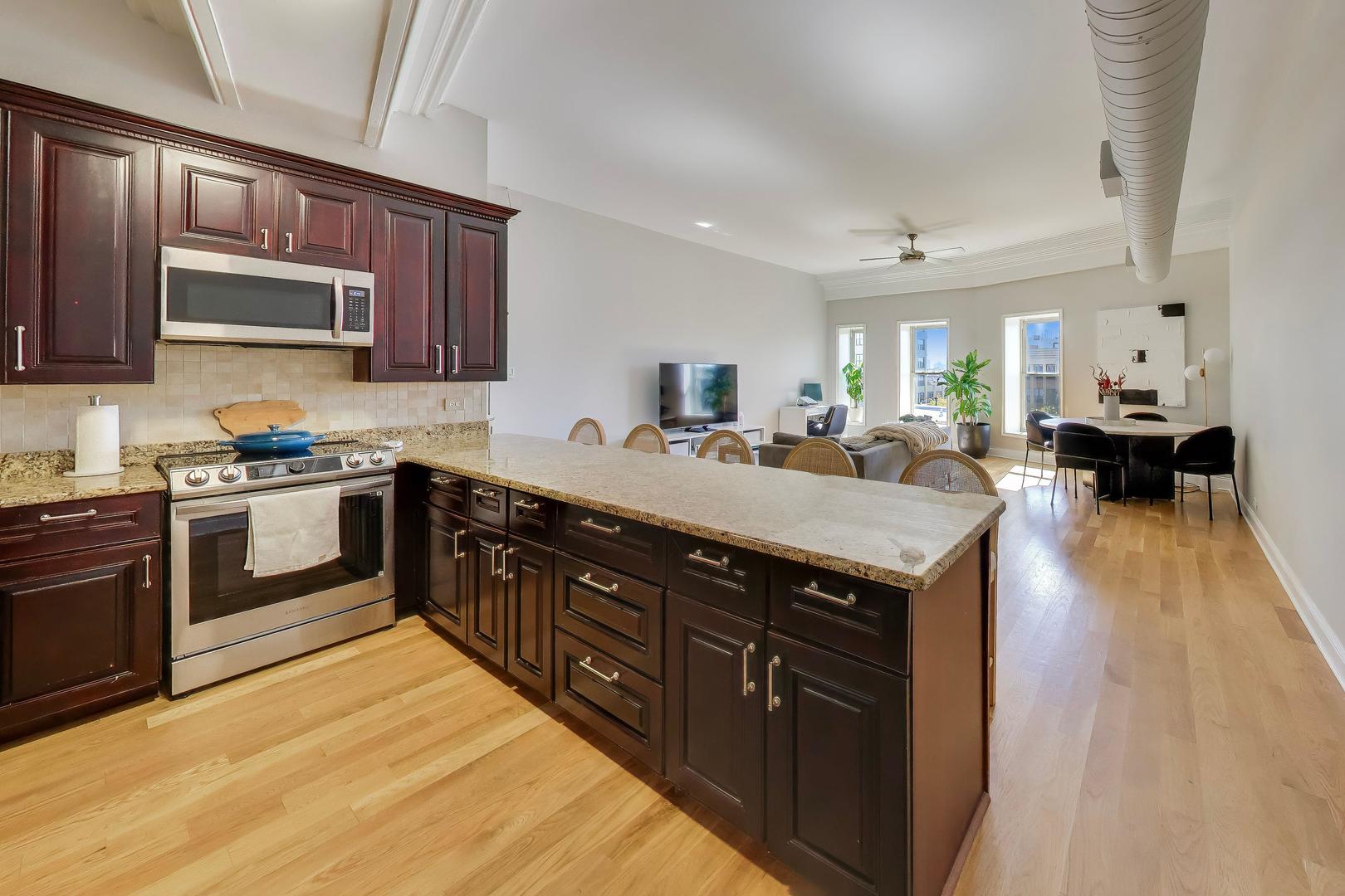 3323 N PAULINA Street Unit: 4E