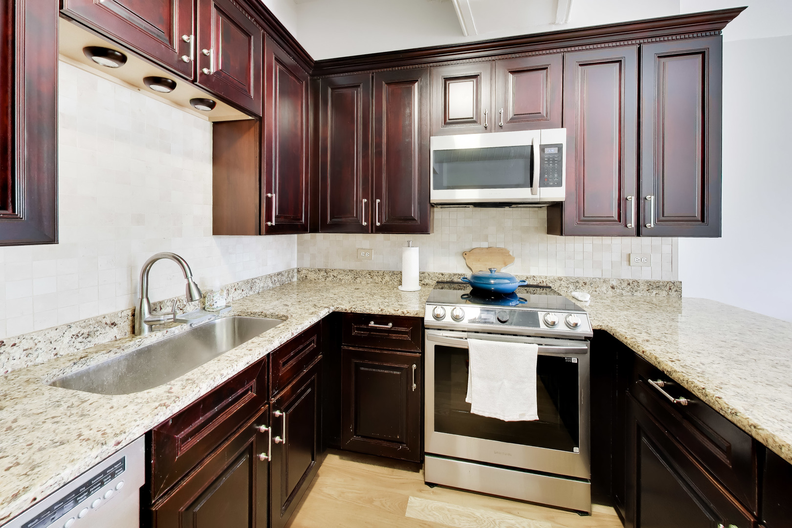 3323 N PAULINA Street Unit: 4E