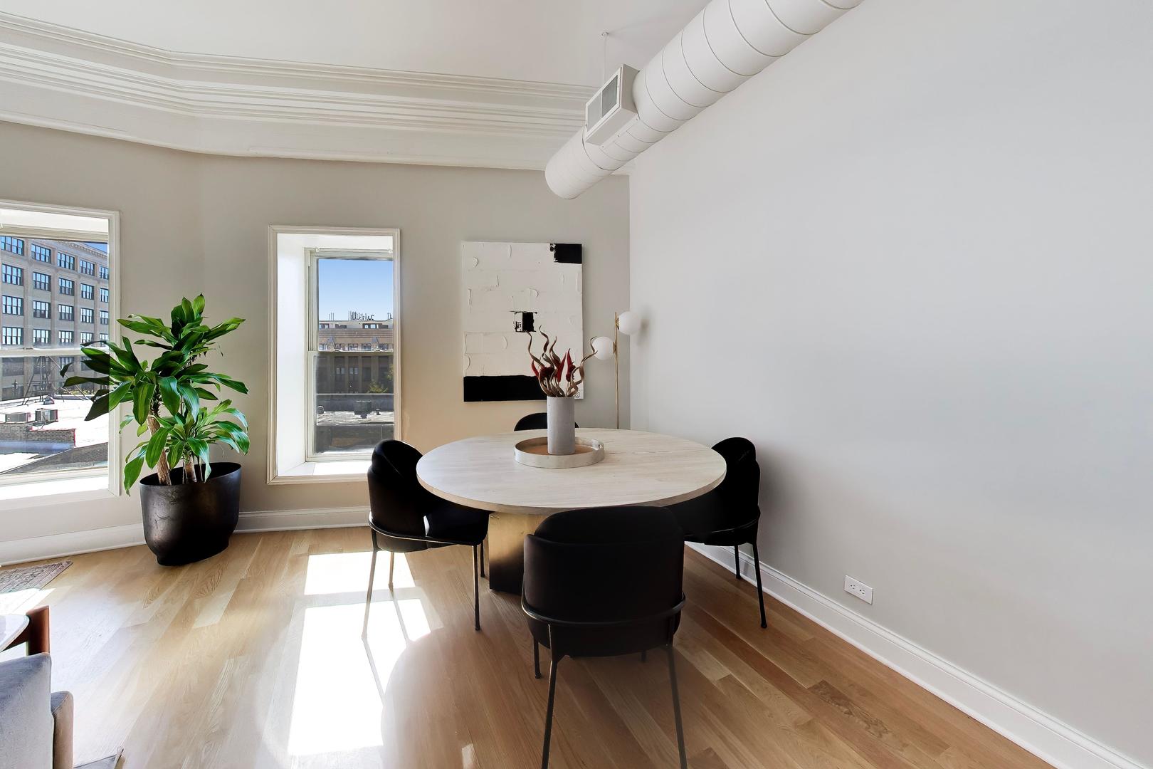 3323 N PAULINA Street Unit: 4E