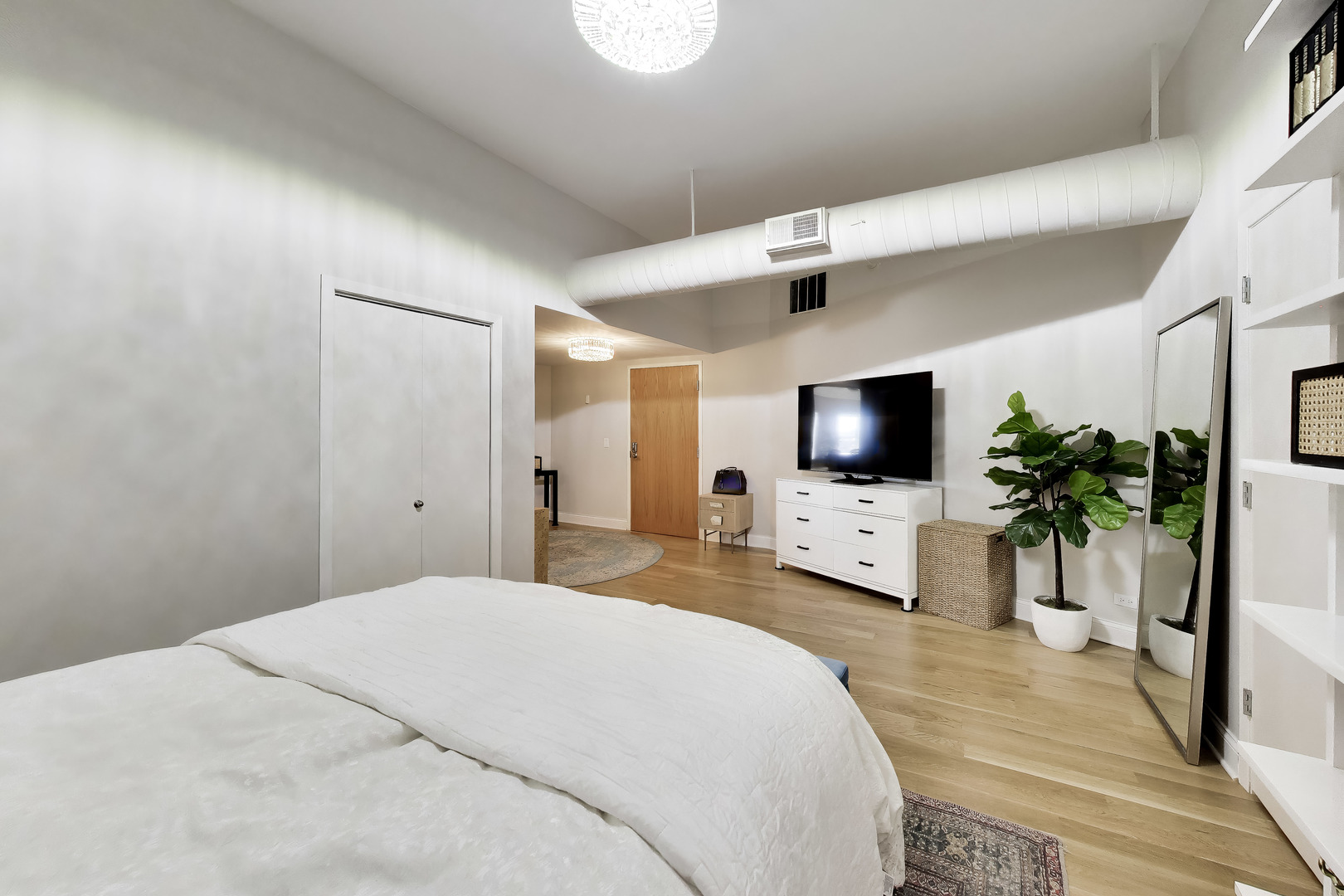 3323 N PAULINA Street Unit: 4E