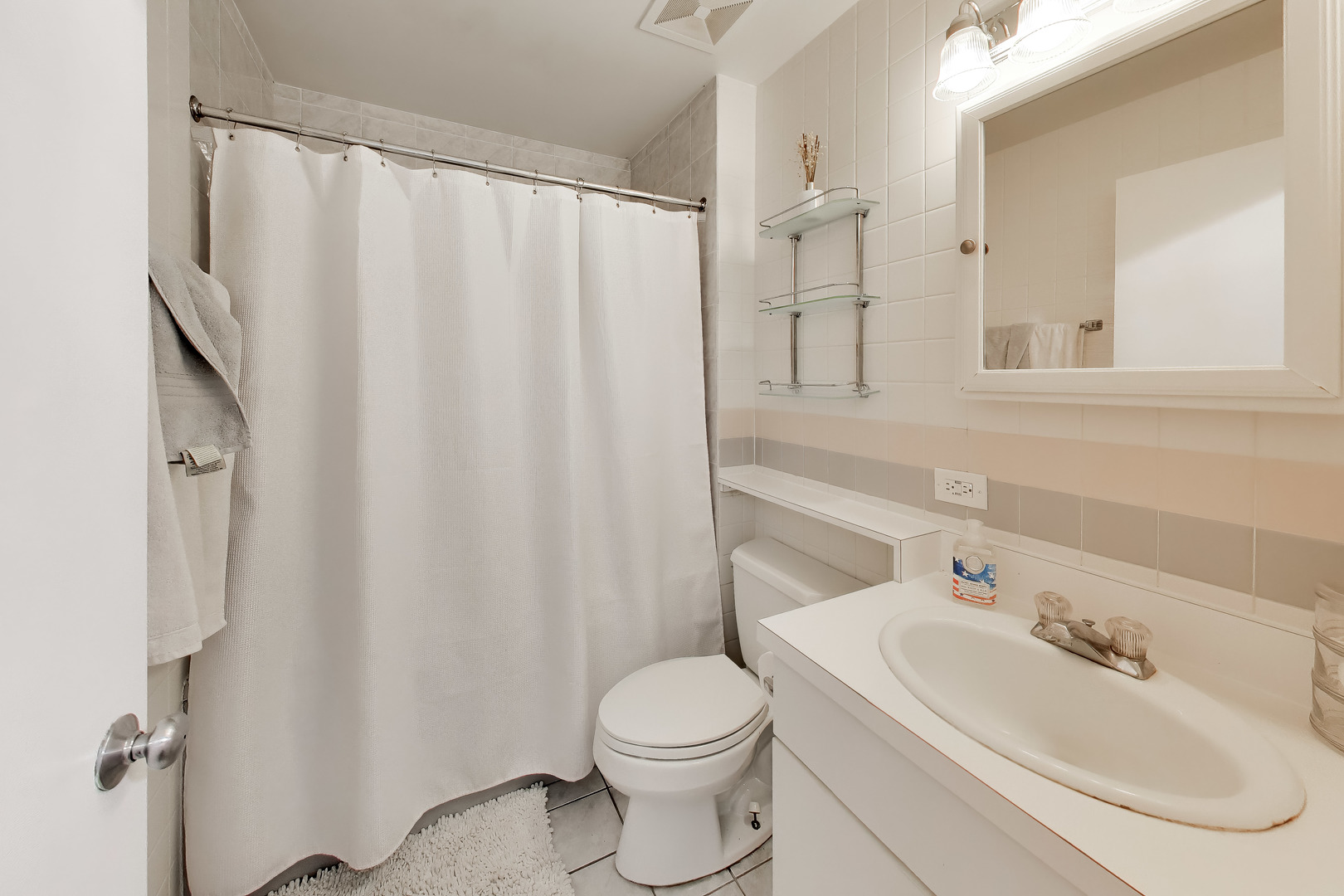 3323 N PAULINA Street Unit: 4E