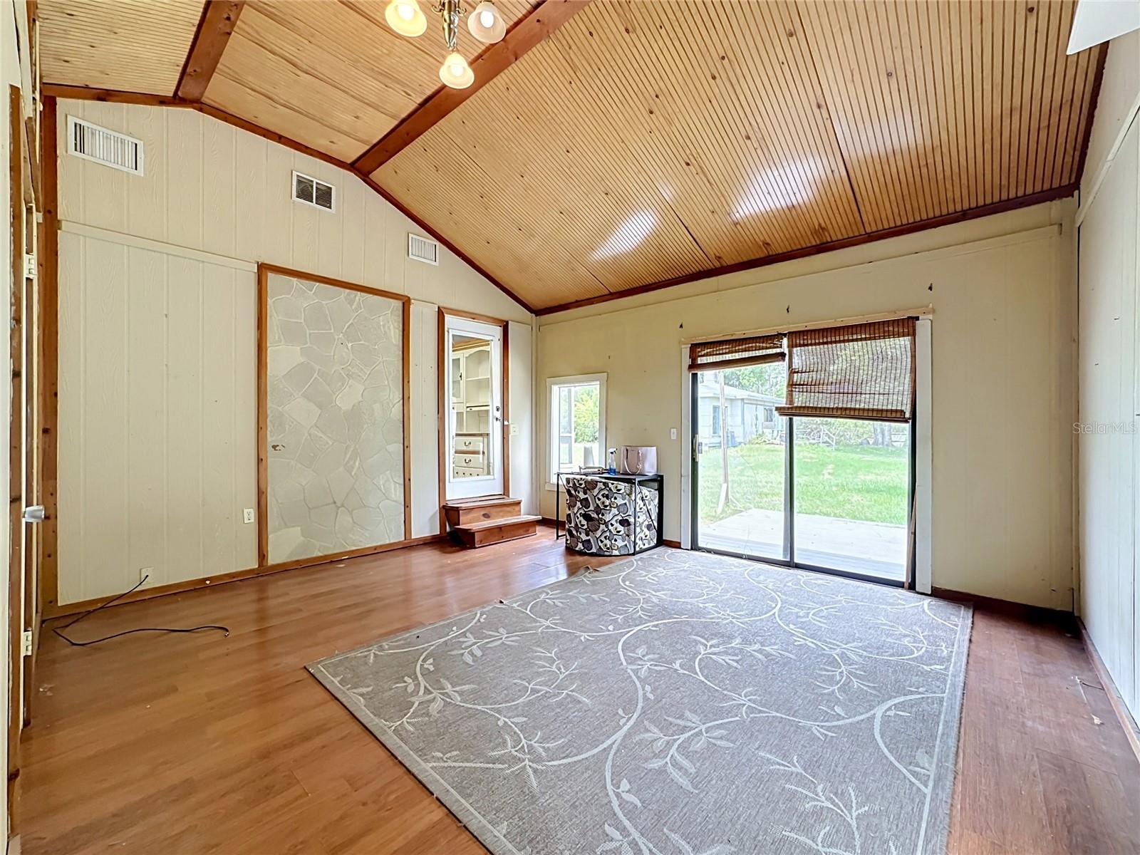 2115 S 55TH AVE E