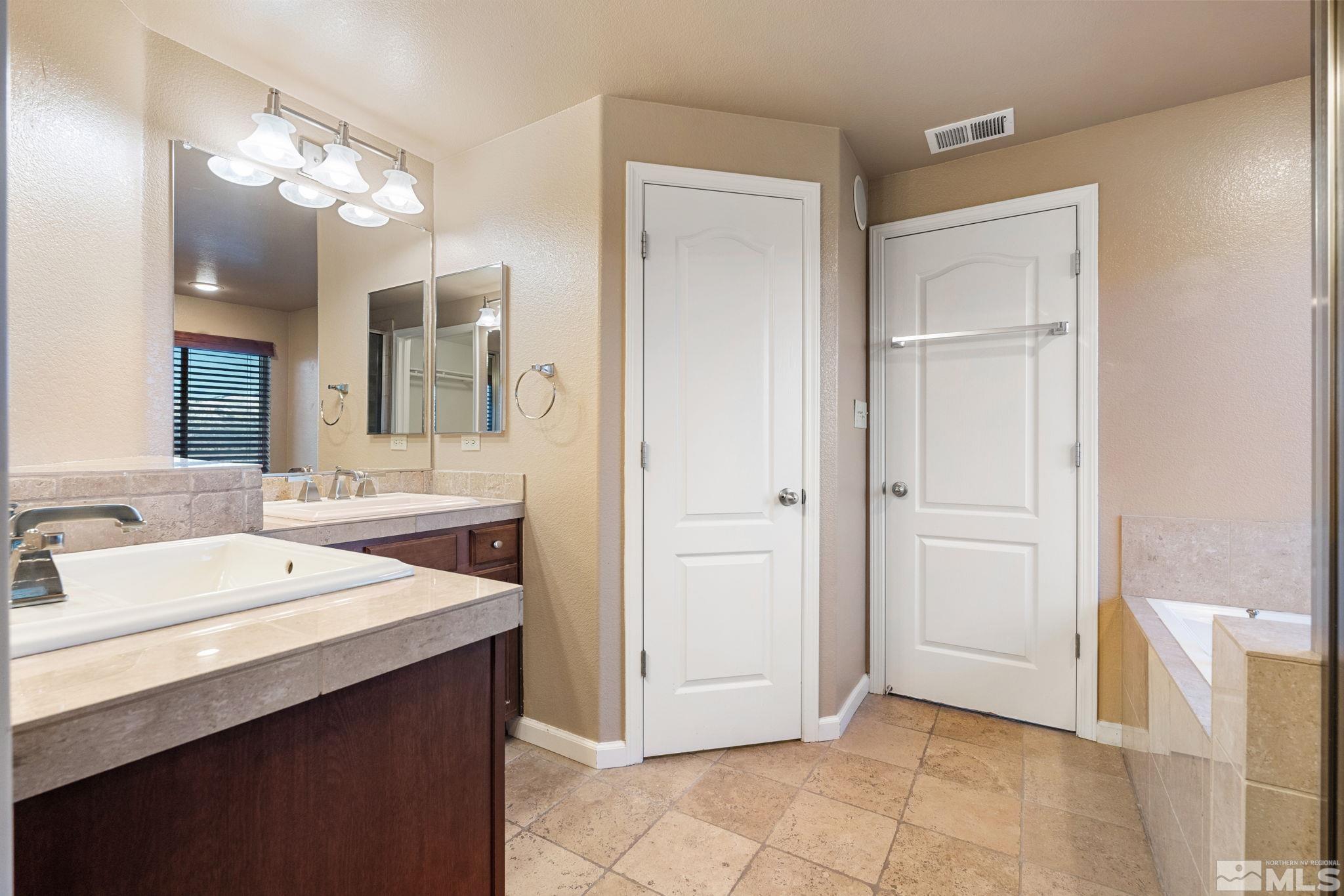 2445 Glen Eagles Dr