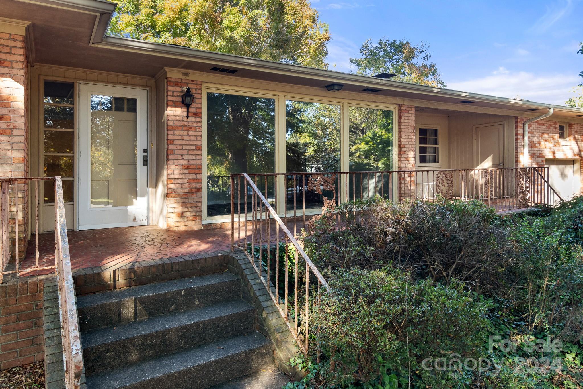 1102 W Elm Street