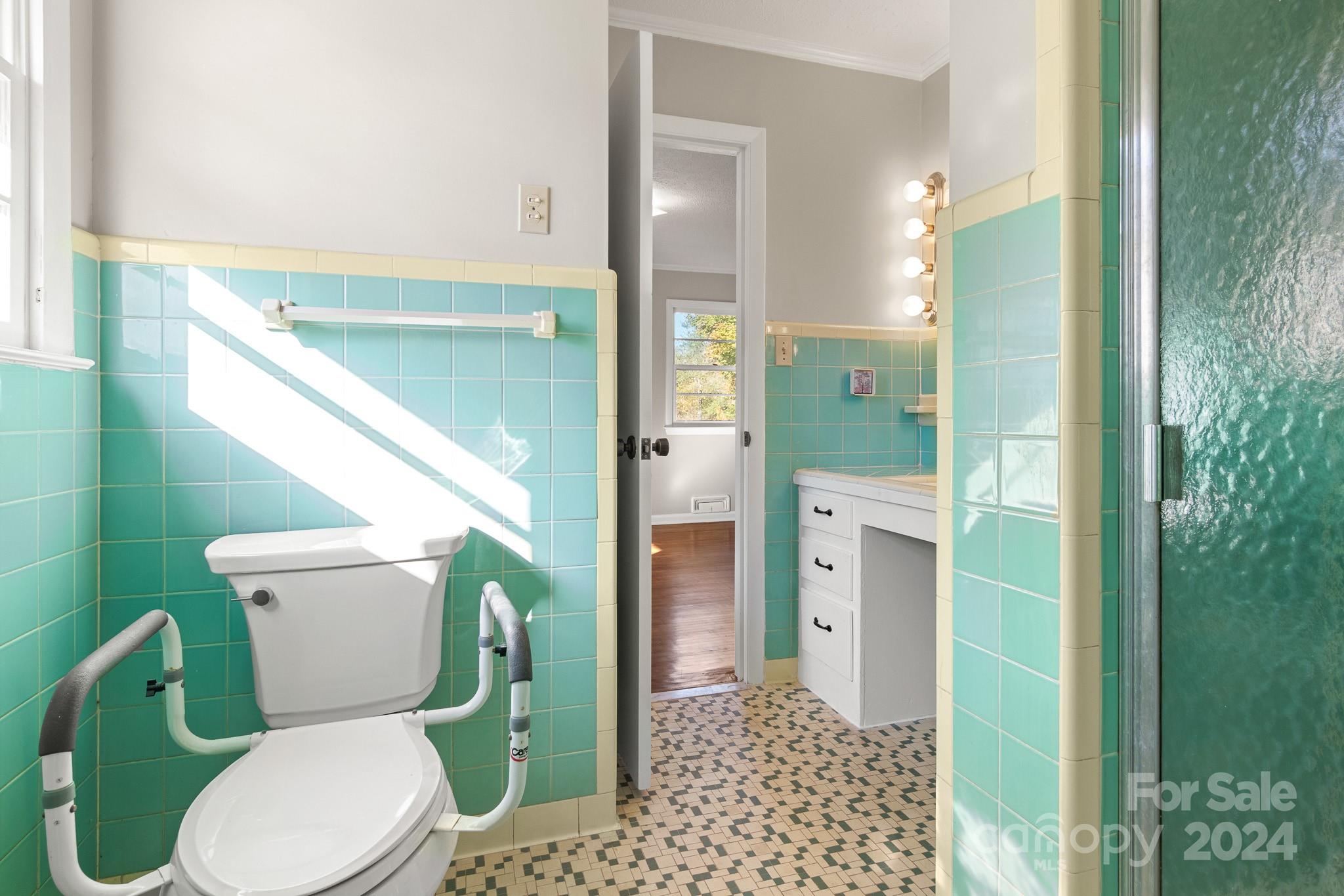 1102 W Elm Street