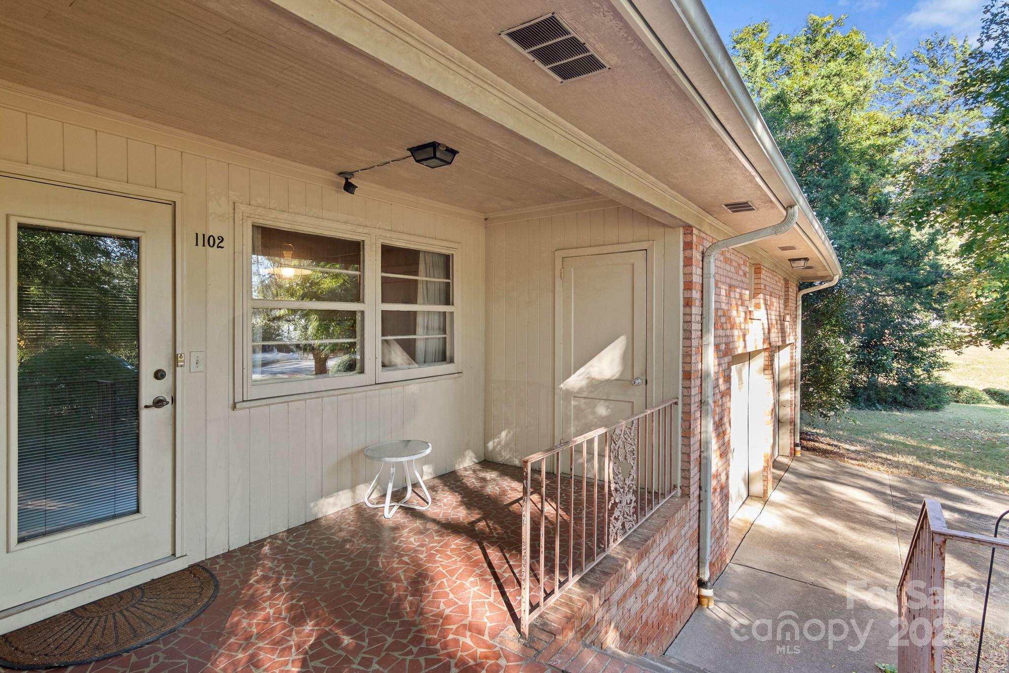 1102 W Elm Street
