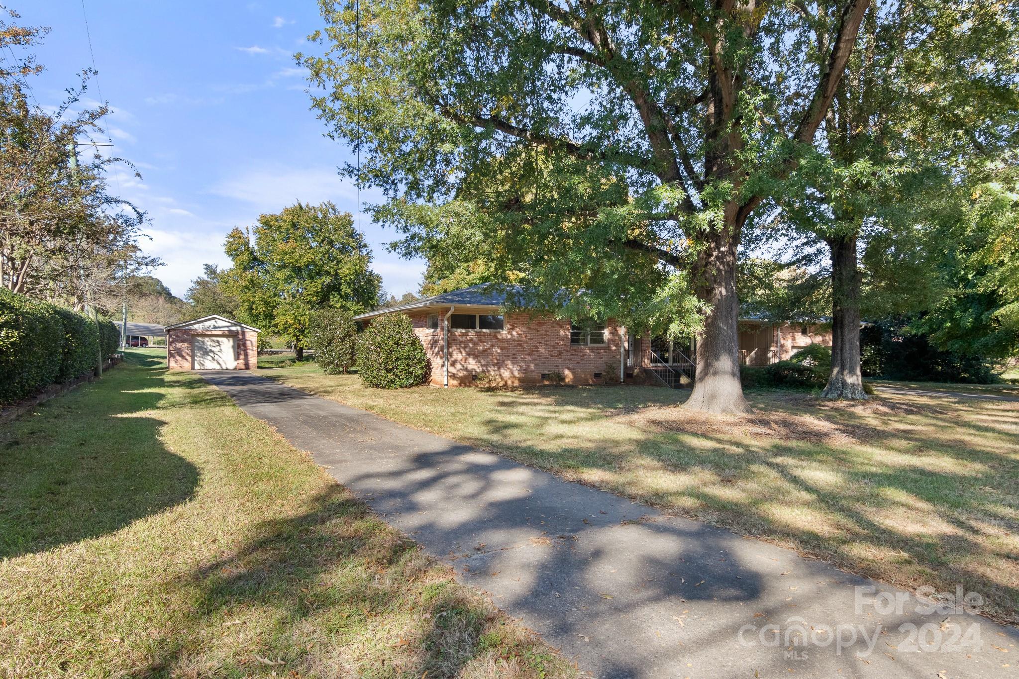 1102 W Elm Street