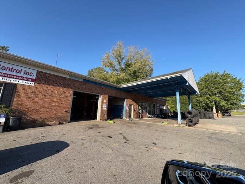520 E DIXON Boulevard