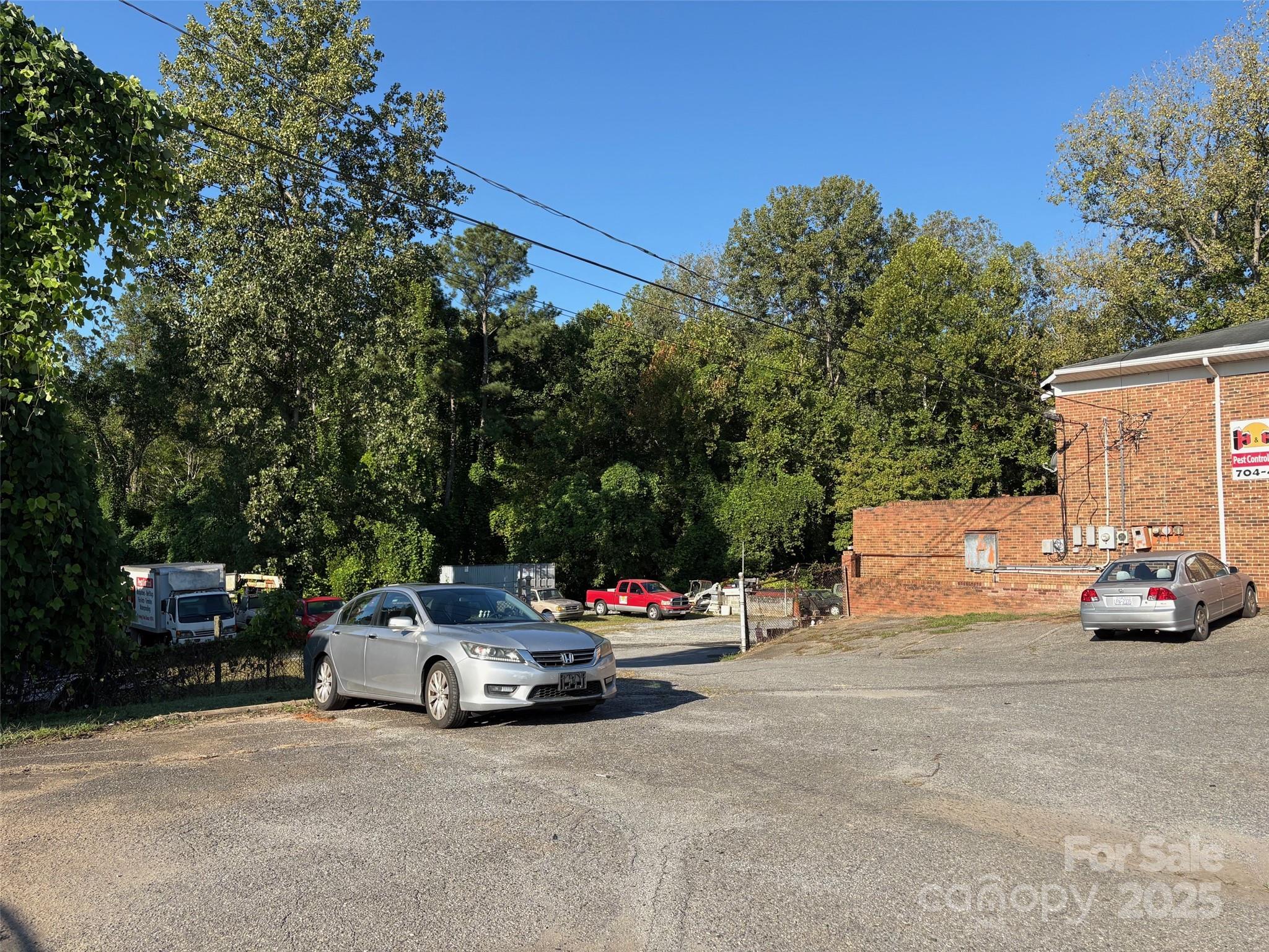 520 E DIXON Boulevard