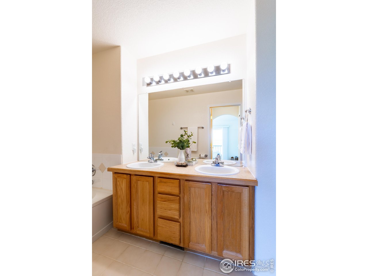 211 Rockview Dr