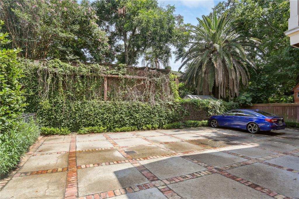 2326 MAGAZINE Street 2