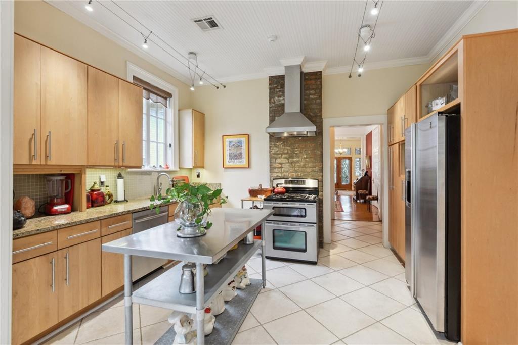 64 NERON Place