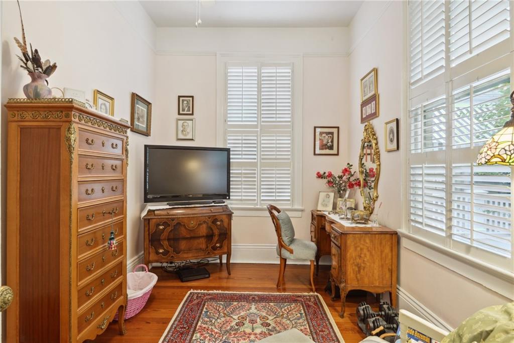 64 NERON Place