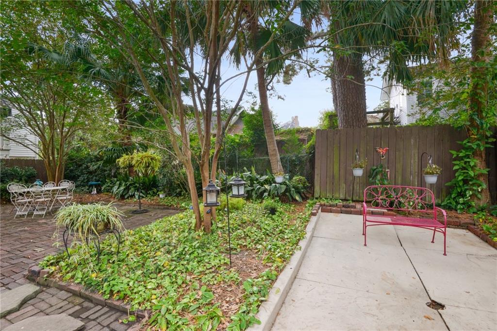 64 NERON Place