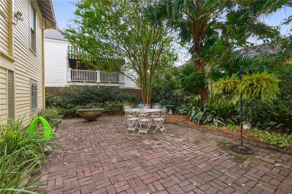 64 NERON Place