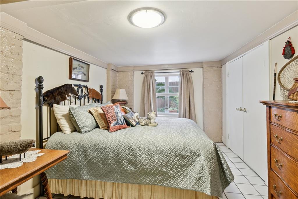 64 NERON Place