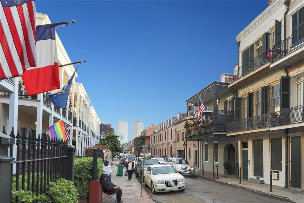 1227 CHARTRES Street