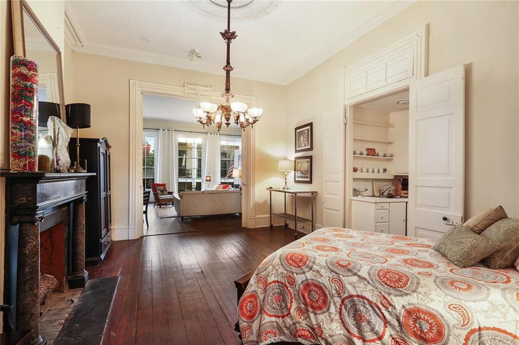 1227 CHARTRES Street