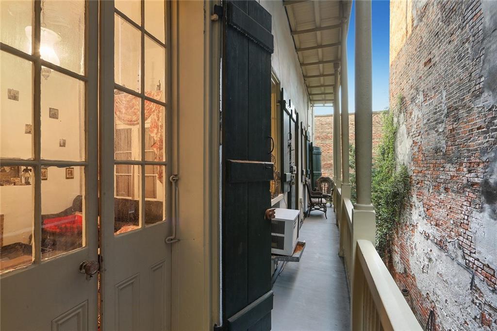 1227 CHARTRES Street