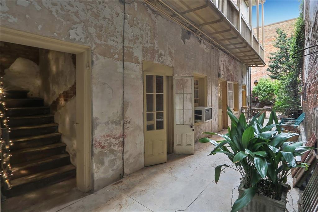 1227 CHARTRES Street