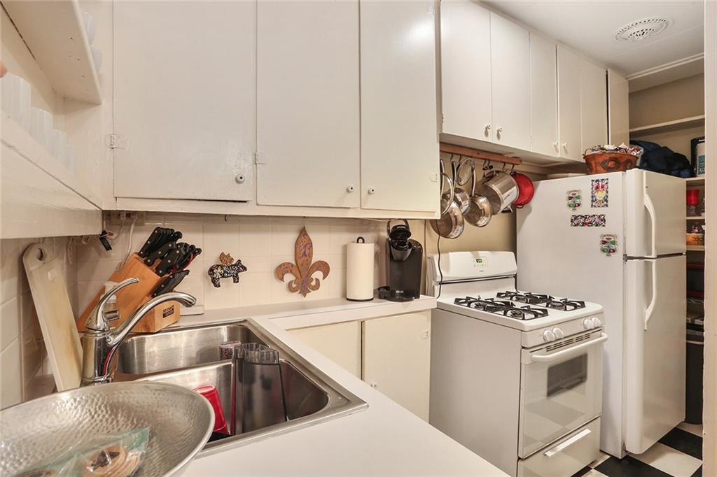 1227 CHARTRES Street