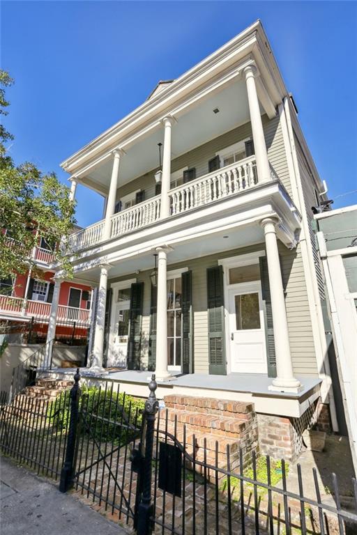 1131 DAUPHINE Street