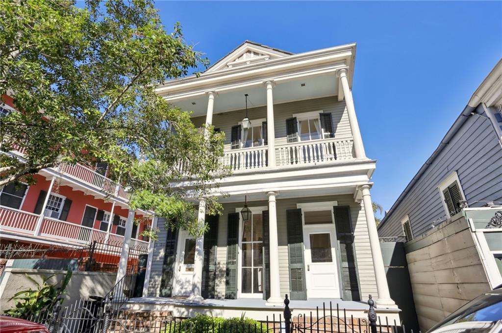 1131 DAUPHINE Street