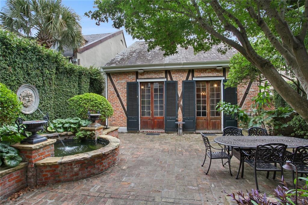 539 BURGUNDY Street