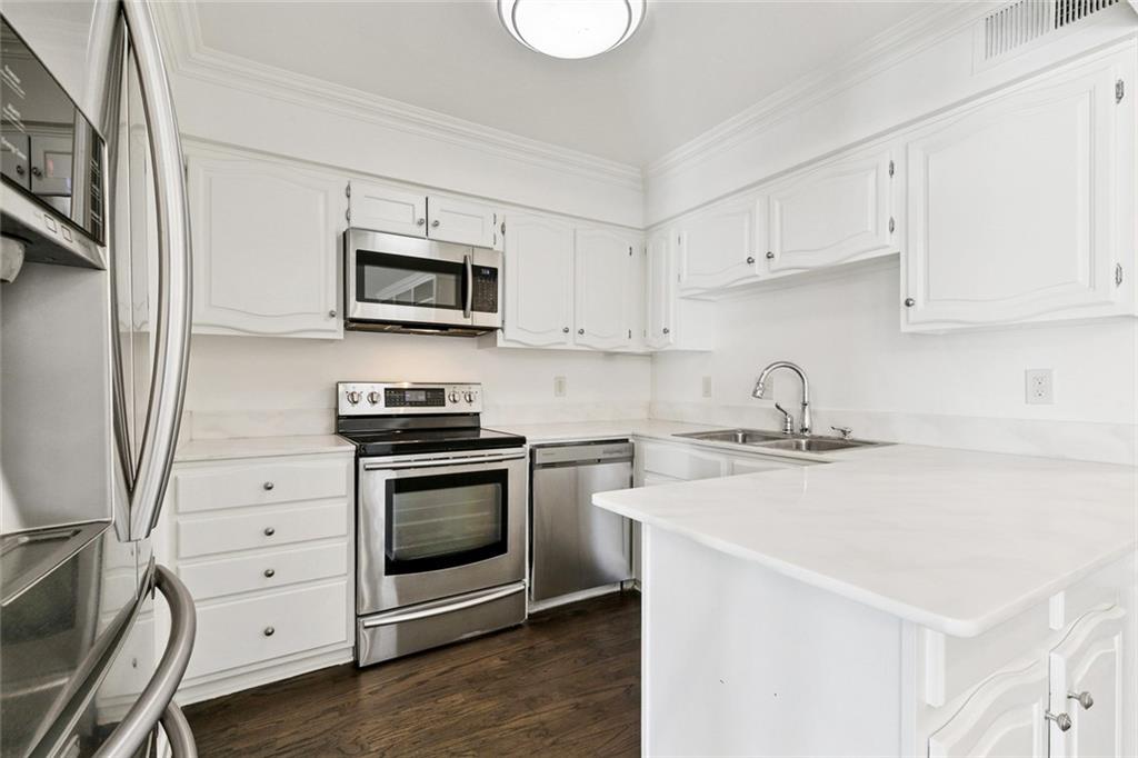3000 ST CHARLES Avenue 207