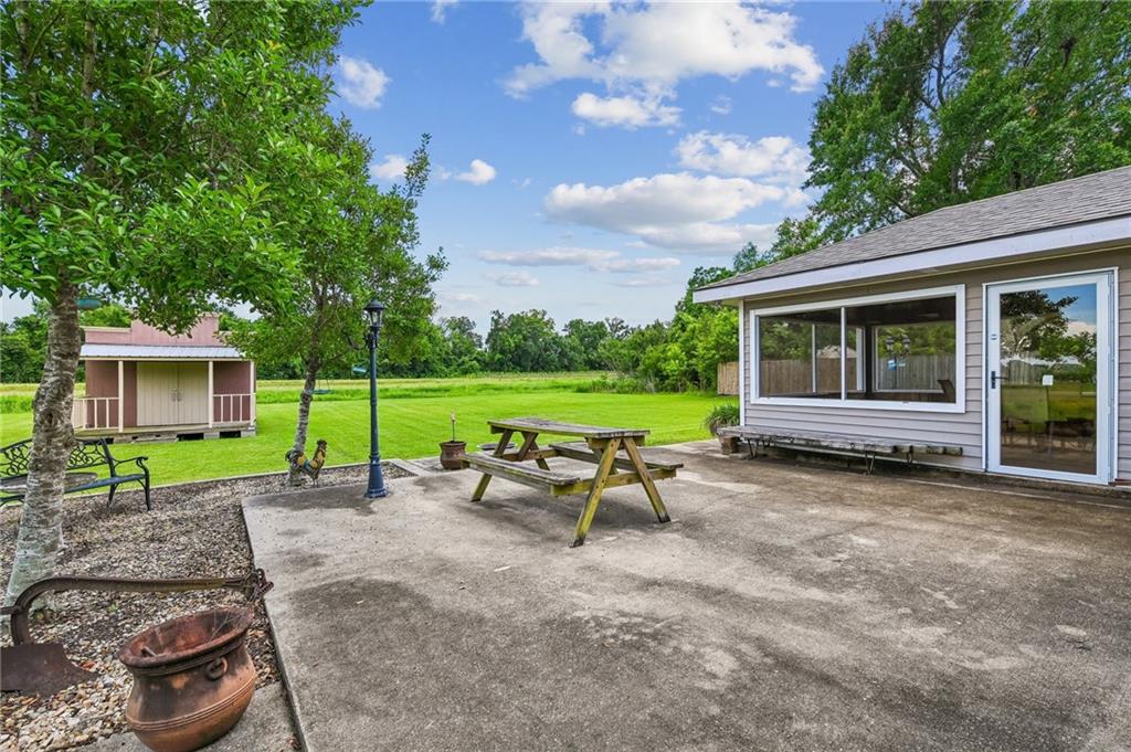 182 THOROUGHBRED Avenue