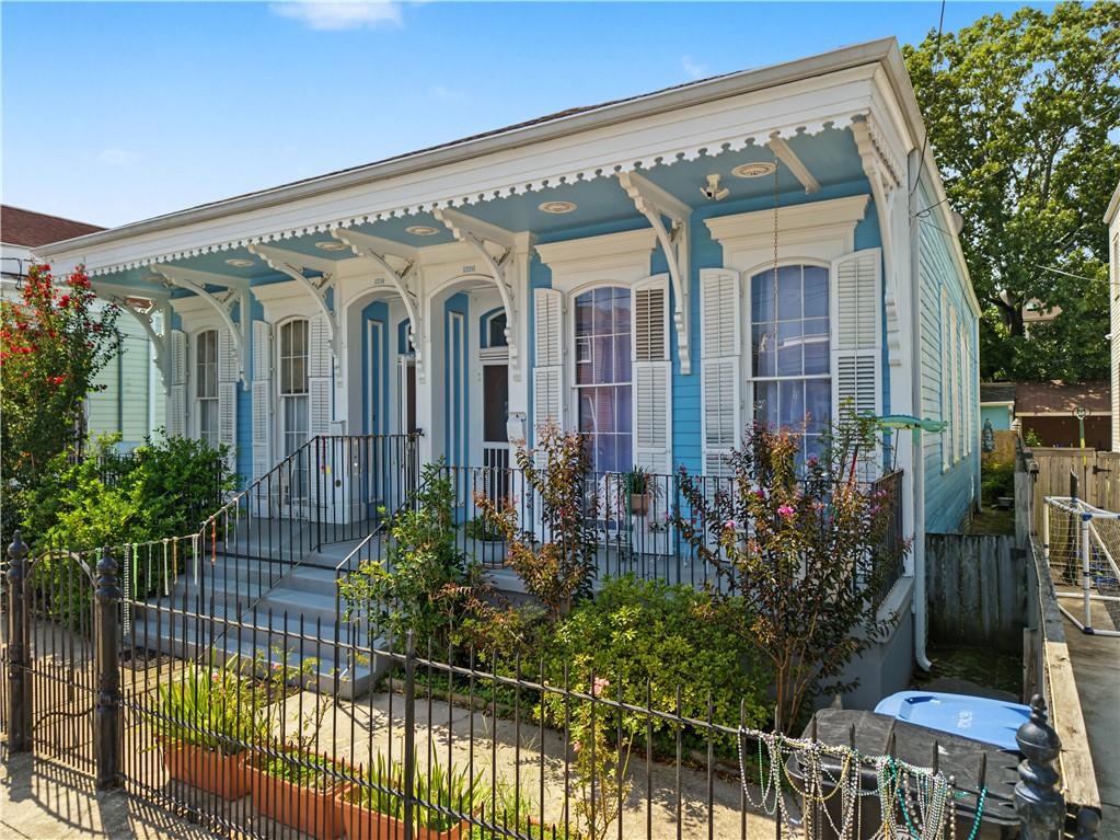 1220 HARMONY Street 1220