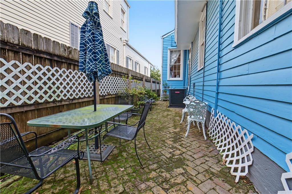 1220 HARMONY Street 1220