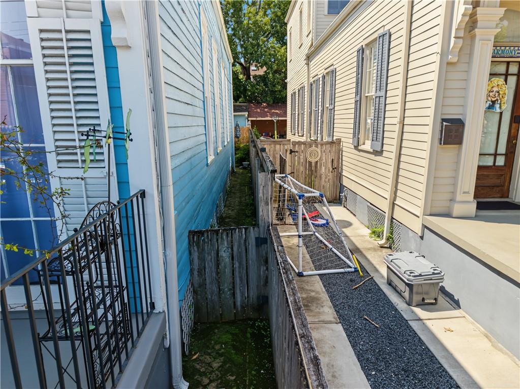 1220 HARMONY Street 1220