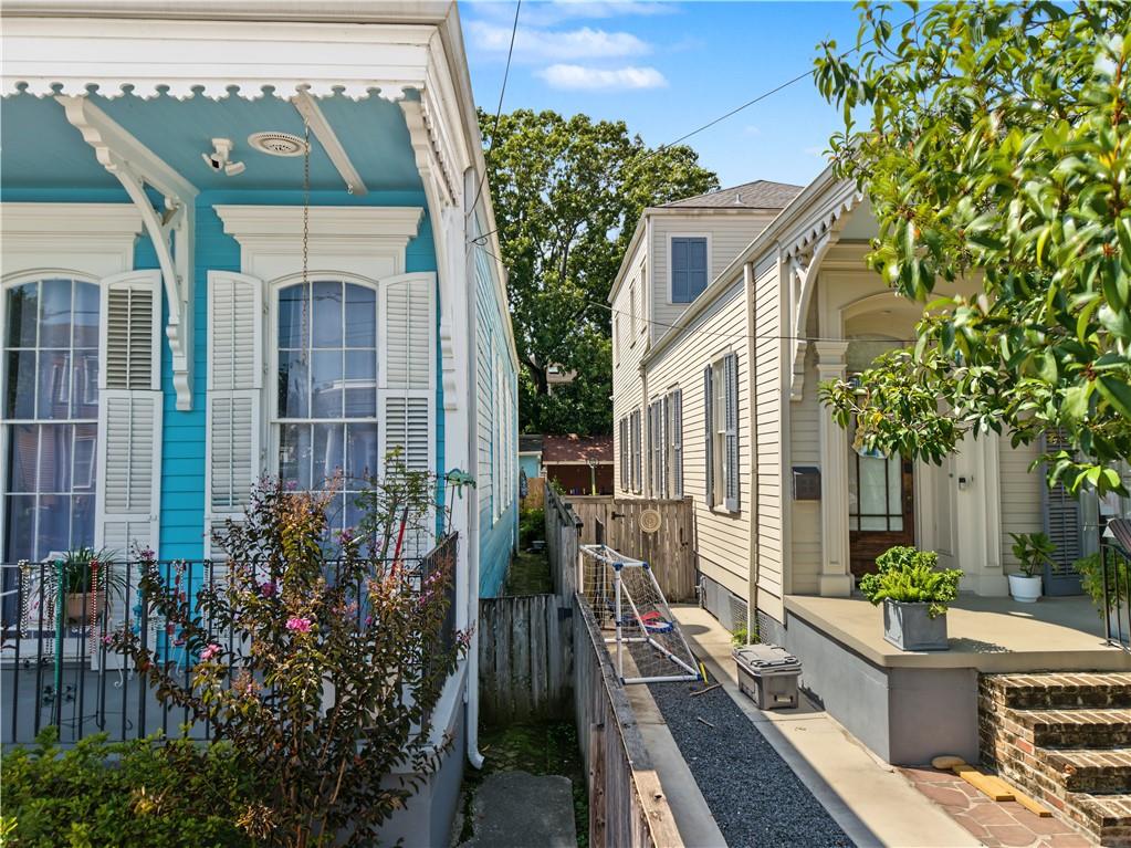 1220 HARMONY Street 1220