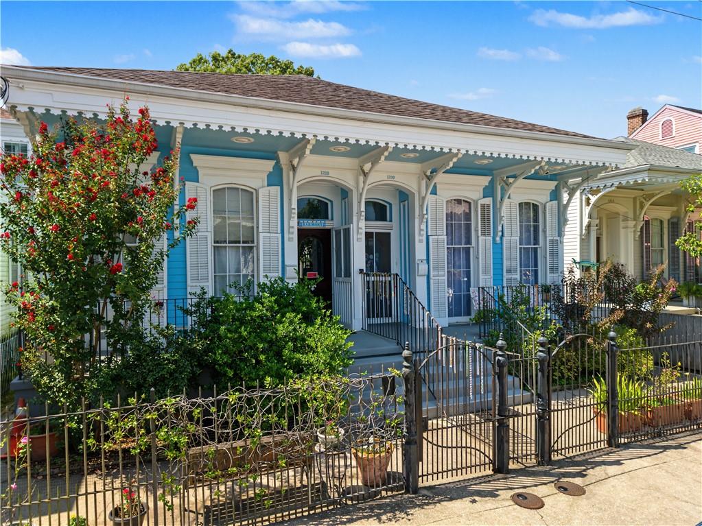 1220 HARMONY Street 1220