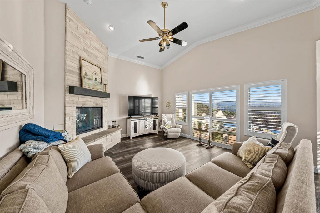 2136 Camino Christina